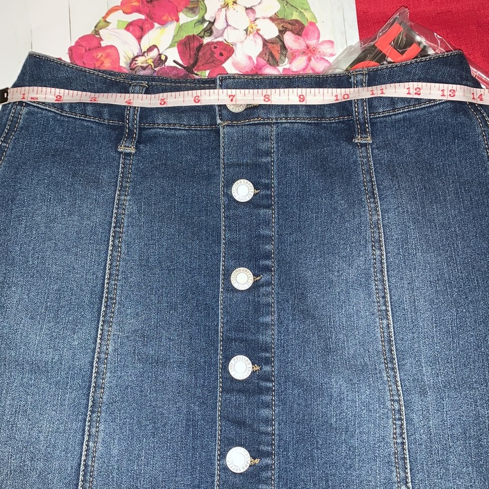 Mossimo silver button front mini blue jean skirt Size 4 EUC - Picture 8 of 9